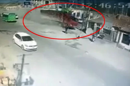Kinh hoàng xe "điên" san bằng 3 ngôi nhà trong tích tắc, 5 người thiệt mạng