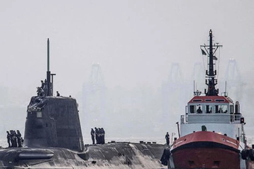 Tàu ngầm hạt nhân Anh va chạm với tàu thương mại gần Gibraltar