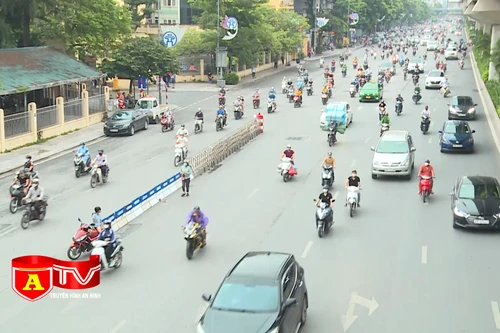 Người dân ngỡ ngàng với giải phân cách cứng mới xuất hiện trên tuyến đường Nguyễn Trãi