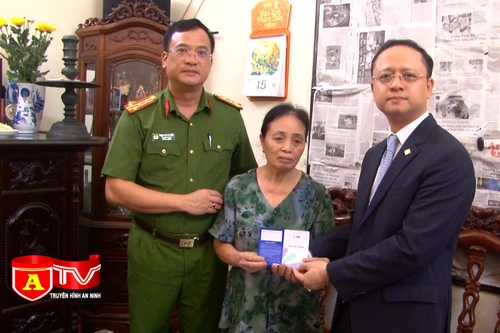 Trao tặng 3 gia đình liệt sỹ Cảnh sát PCCC sổ tiêt kiệm
