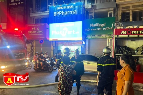 Nhanh chóng dập tắt đám cháy trong ngõ chợ Khâm Thiên, Hà Nội