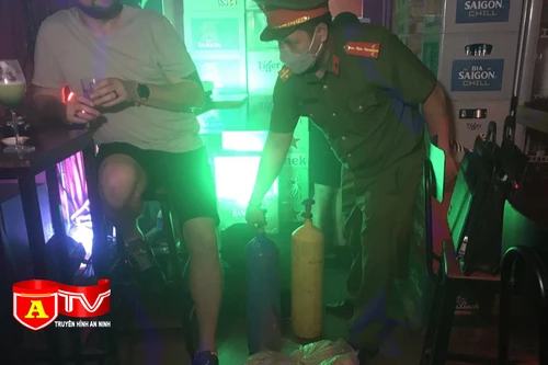 Bắt quả tang nhân viên quán bar đang bơm bóng cười cho khách