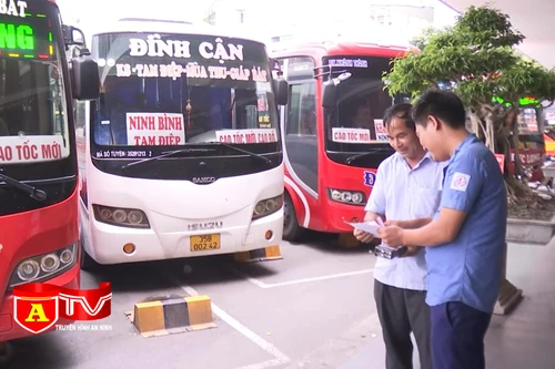 Vì sao tồn tại nghịch lý giá xăng giảm nhưng giá cước vận tải không giảm?