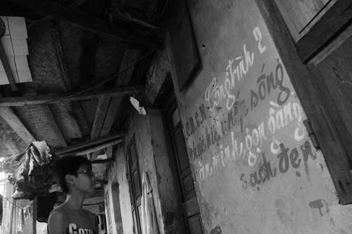 Khổ sở ở khu nhà hơn 30 năm tuổi xuống cấp nghiêm trọng