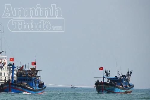 Tàu cảnh sát biển lai dắt hai tàu cá cùng 24 ngư dân gặp nạn vào bờ an toàn