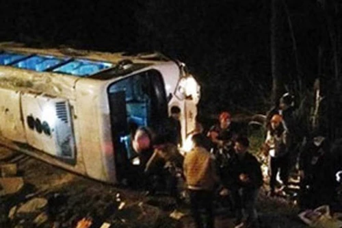 Audio 6-3-2016: Tránh xe máy, xe khách chở 34 người hành hương chùa Ba Vàng lật đổ bên đường