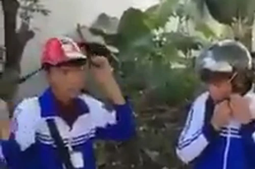 Hình phạt của CSGT dành cho nhóm nam sinh không đội mũ bảo hiểm