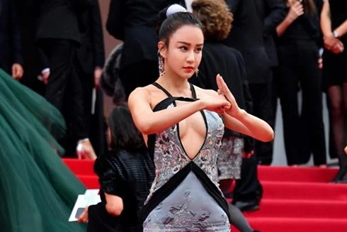 [ẢNH] Ngán ngẩm các "trò lố" trên thảm đỏ LHP Cannes của sao Hoa ngữ