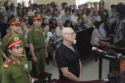 [ẢNH] Phẫn nộ những vụ dâm ô do người ngoại quốc gây ra trên đất Việt