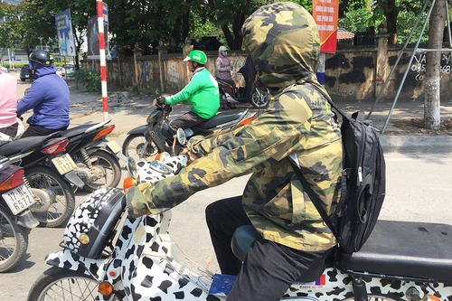 [ẢNH] Đường phố Hà Nội vắng hoe, người dân chống nắng kín mít vẫn ngại ra đường