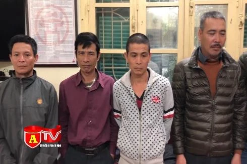 Nguy cơ gây tai nạn giao thông từ hành vi đeo bám du khách đi lễ chùa Hương