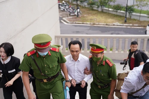 Nữ thợ may “tố” cách thức chiếm đoạt tiền của anh em Trịnh Văn Quyết