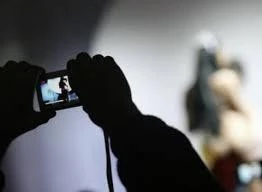 Dùng ảnh “nóng” tống tiền bạn gái 