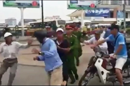 Xô xát vì tranh giành khách, hai “xe ôm” ra tòa vẫn kể tội nhau