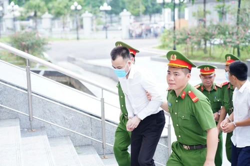 15 bị cáo hầu tòa vụ “thổi giá” cây xanh