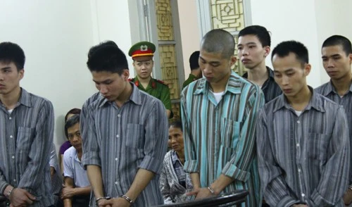 Giảng hòa bất thành, gọi "đàn anh" mang cả bao tải đao kiếm truy sát đối phương