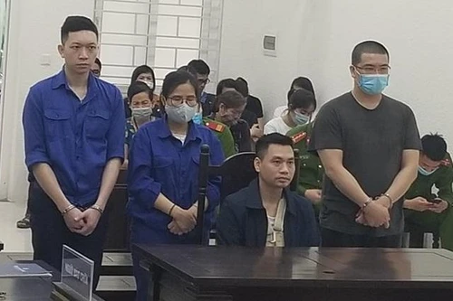 Nhân viên y tế buôn bán trang phục phòng dịch giả lĩnh án tù