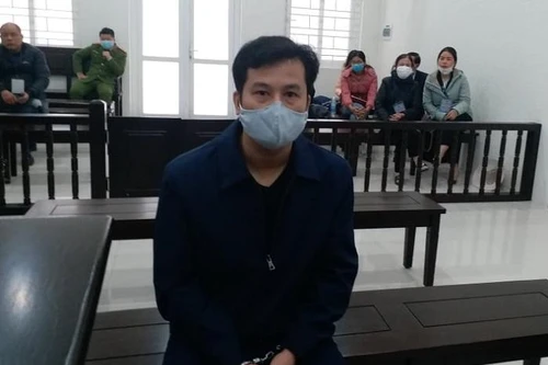 Dùng ô tô đâm đối phương vì mâu thuẫn mua bán điện thoại