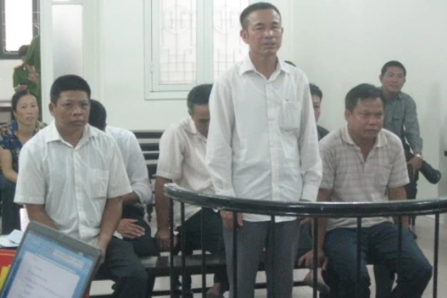 "Ban phát" đất công, chủ tịch xã cùng "bộ sậu" đưa nhau vào tù