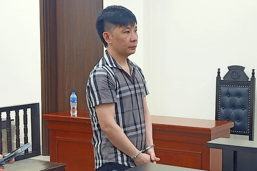 Va chạm khi lùi ô tô, tài xế dùng dao tấn công chủ nhà