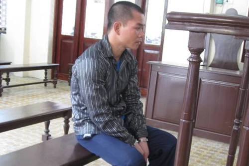 Bà chủ hiệu tạp hóa ngủ hớ hênh, khiến "yêu râu xanh" nổi thú tính