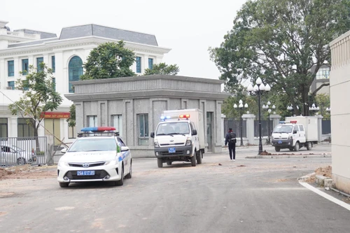 Các bị cáo được dẫn giải tới tòa từ khoảng 7h dưới sự đảm bảo an ninh nghiêm ngặt.