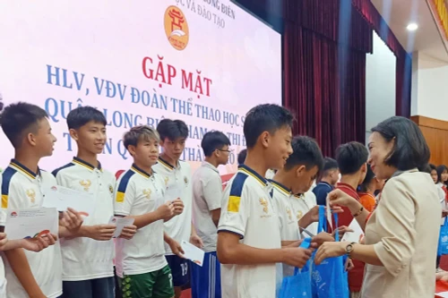 Vinh danh gần 30 học sinh đạt thành tích cao về thể thao học đường