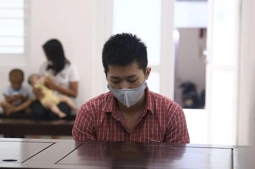 Bé gái bất hạnh bị "cha dượng" xâm hại, mẹ ruột bạo hành