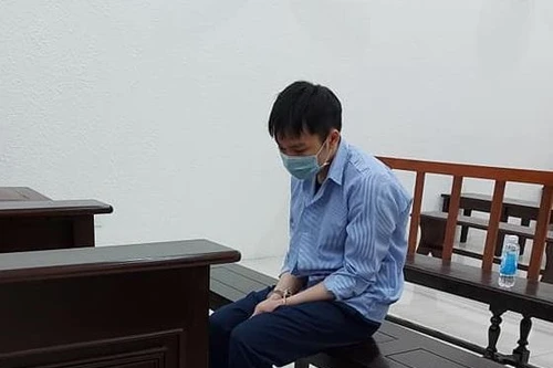 Vờ mua dây chuyền rồi tấn công bà chủ cửa hàng vàng cướp tài sản