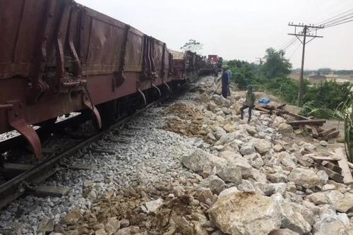 Tàu Bắc- Nam đã thông tuyến sau 3 ngày đình trệ vì mưa lũ lịch sử