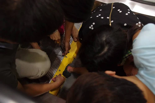 Hình ảnh vụ thang cuốn "cắn chân" cháu bé ở Hà Nội