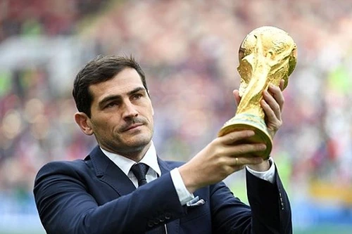 [ẢNH] Chân dung "Thánh" Iker Casillas, thủ môn huyền thoại nâng cao cup FIFA tại Nga
