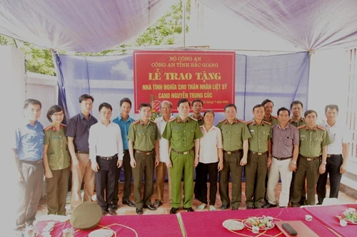 Trao nhà tình nghĩa tặng thân nhân liệt sỹ Công an nhân dân