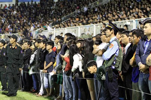 VFF cảnh cáo và phạt HAGL 10 triệu đồng vụ “vỡ sân“