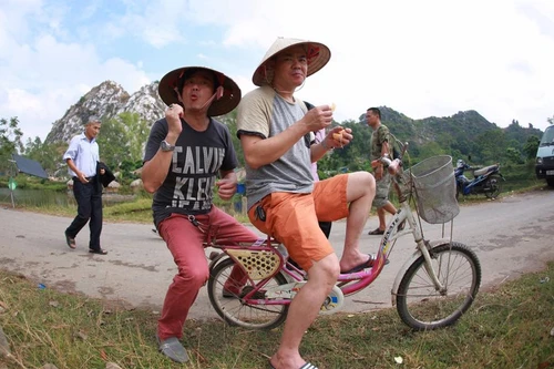 Những hình ảnh hậu trường cực "độc" về bộ phim hài Tết "Ra phố tìm con"