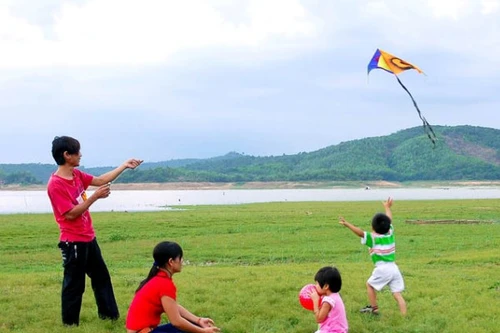 Trẻ nghỉ hè, bố mẹ đau đầu vì “chơi đâu? ai trông?”