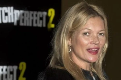 Siêu mẫu Kate Moss bị hộ tống khỏi máy bay vì… gây rối