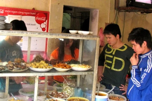 Quán ăn bình dân: "Khuất mắt trông coi", thực khách xơi thức ăn thừa, bẩn