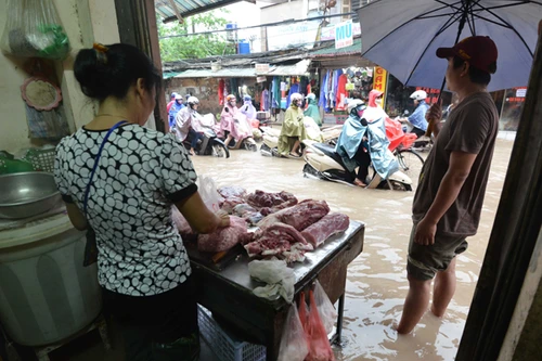 Cảnh người Hà Nội khốn khổ "vật lộn" giữa "biển" nước