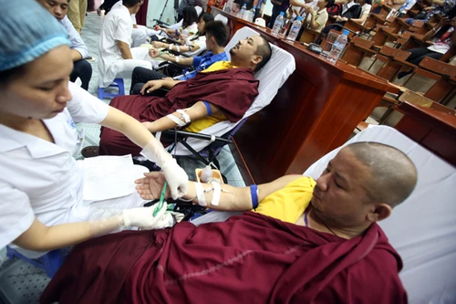 Lạt ma Ấn Độ tham gia hiến máu dành tặng các bệnh nhân nhi