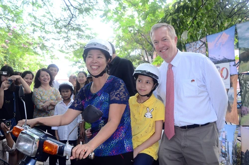 Đại sứ Mỹ tại Việt Nam Ted Osius tặng mũ bảo hiểm các em Làng trẻ em SOS Hà Nội