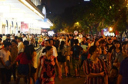 Người dân nô nức đi xem pháo hoa mừng Quốc khánh