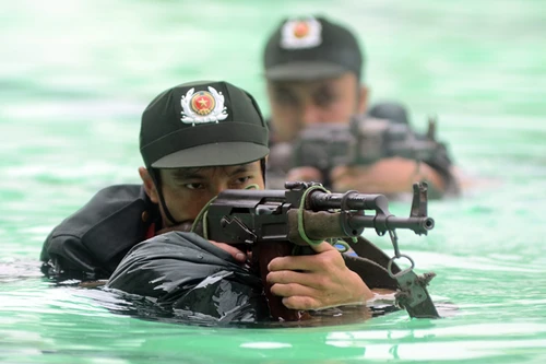 Xem Cảnh sát dự bị đặc nhiệm diễn tập bắt khủng bố, biểu diễn võ thuật