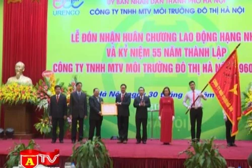 Công ty Môi trường đô thị Hà Nội đón nhận Huân chương Lao động hạng Nhất
