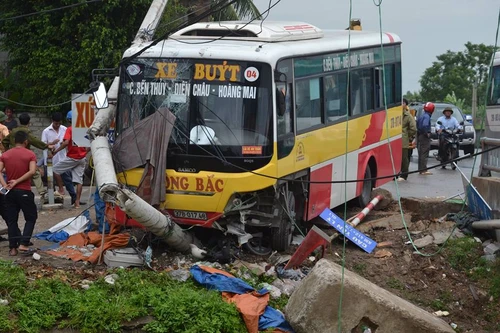 Lái xe ôm bị xe buýt hất văng xuống sông, tử vong