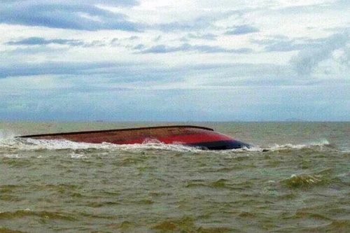 Huy động 2 đội thợ lặn tìm kiếm 4 người còn mất tích trong vụ lật tàu