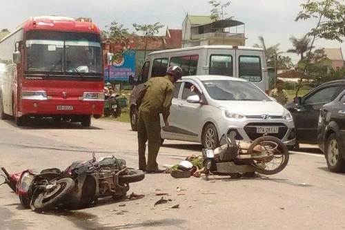 Hai xe máy đấu đầu nhau, 1 người chết, 1 bị thương