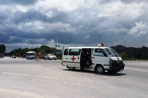 Tài xế xe cứu thương cầm dao đuổi chém người khác sau va chạm