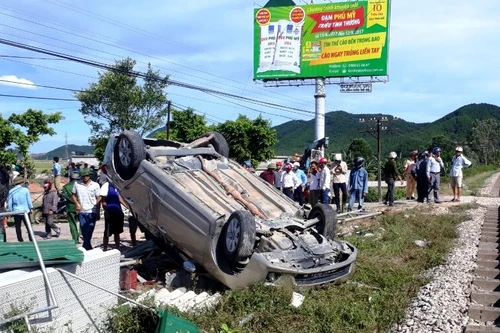 Tàu hỏa tông nát ô tô, 4 người thương vong