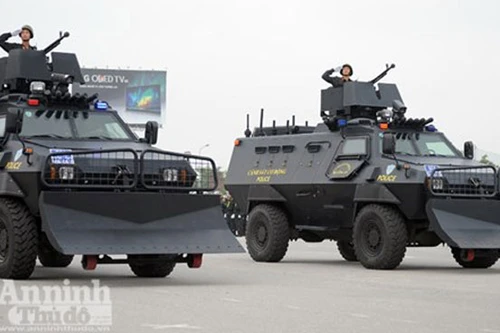 Cận cảnh những trang thiết bị "khủng" của Cảnh sát cơ động Hà Nội